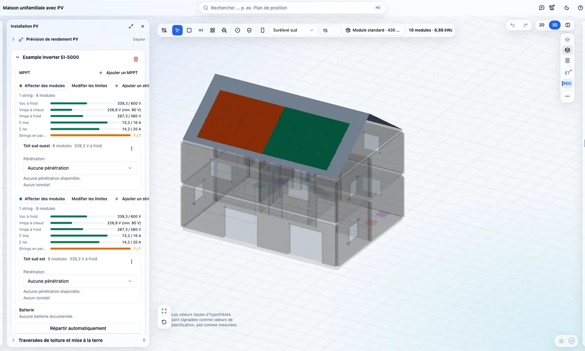 Vue 3D dans PlanElec Pro : maquette transparente du bâtiment sur deux étages avec toit à deux versants couvert de modules, à côté le panneau Installation PV avec les strings par MPPT.