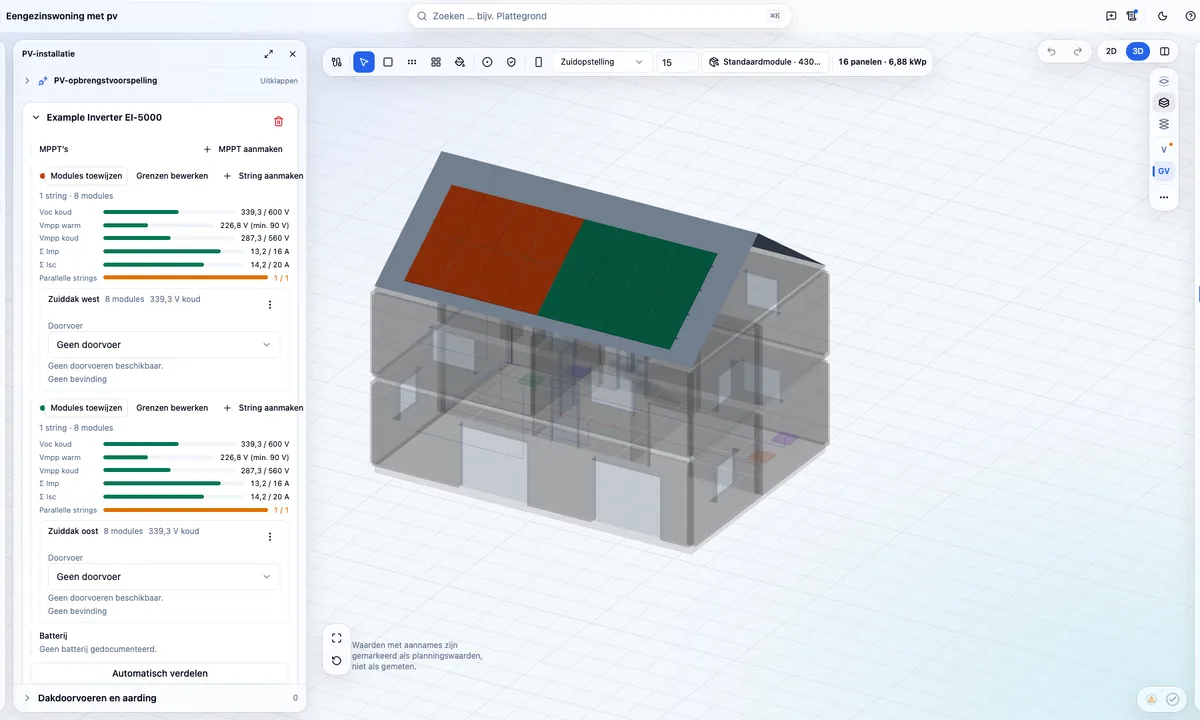 3D-weergave in PlanElec Pro: transparant gebouwmodel met twee verdiepingen en een bezet zadeldak, ernaast het paneel PV-installatie met strings per MPPT.